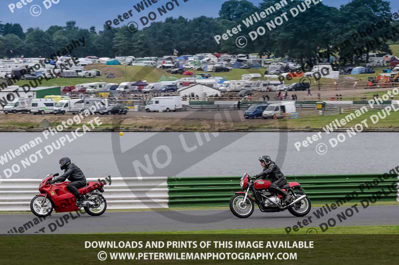 Vintage motorcycle club;eventdigitalimages;mallory park;mallory park trackday photographs;no limits trackdays;peter wileman photography;trackday digital images;trackday photos;vmcc festival 1000 bikes photographs